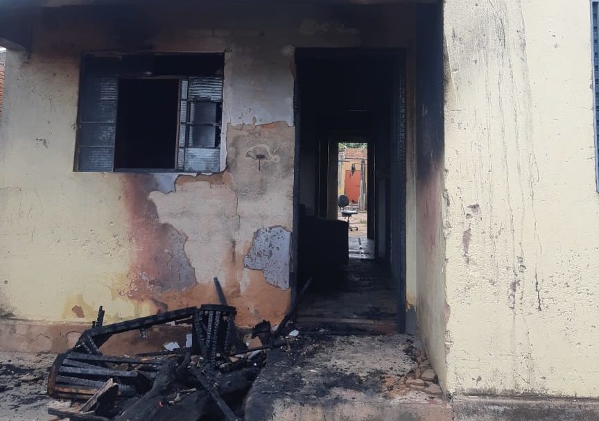 Homem tenta esganar mulher e ateia fogo em casa em Garça