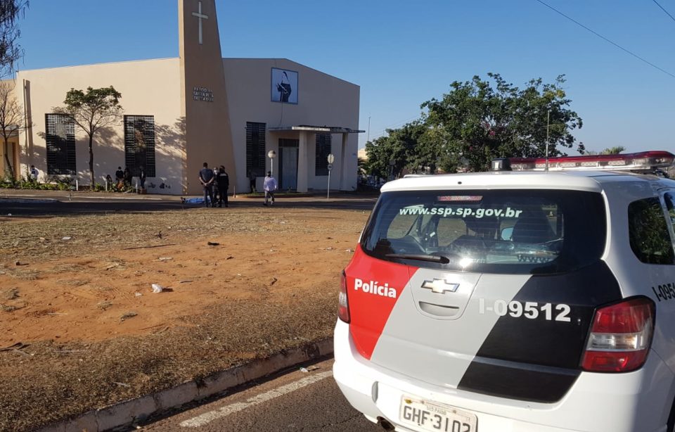 Homem é morto a tiros ao lado de igreja na zona Sul