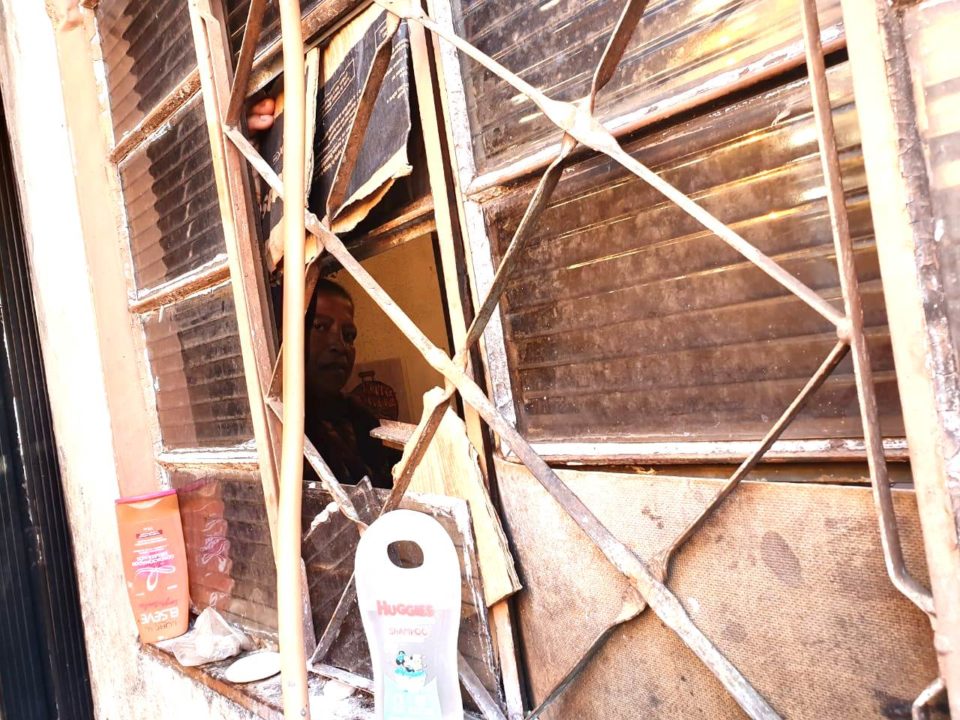 Família tapa janelas quebradas com papelão para enfrentar o frio em favela