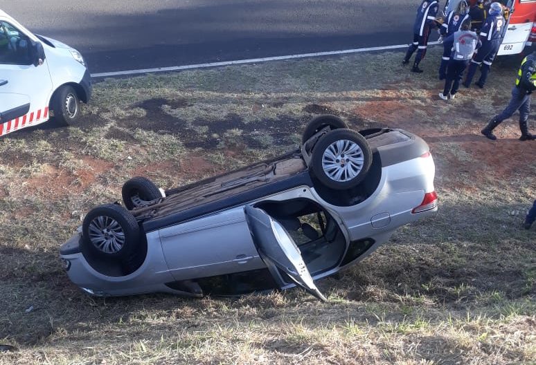Motorista perde o controle e capota carro na rodovia SP-294