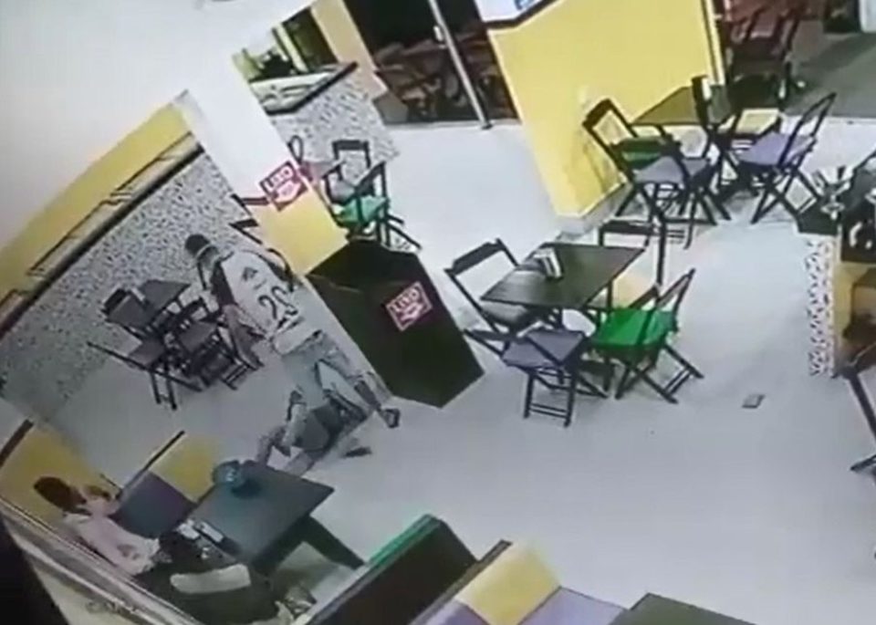 Vídeo mostra homem agredindo atendente de sorveteria
