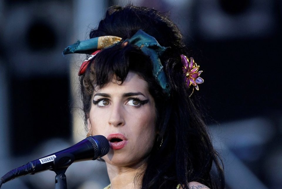 Amy Winehouse ganha novo documentário contado pela mãe