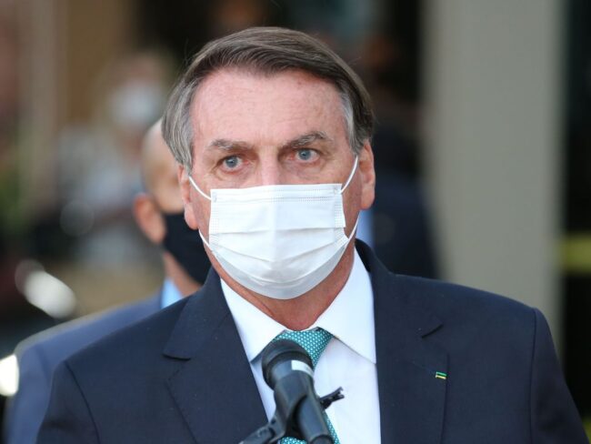 Equipe médica descarta cirurgia de emergência em Bolsonaro