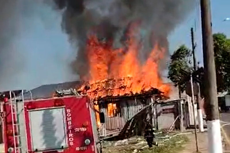 Casa pega fogo e fica destruída na zona Norte