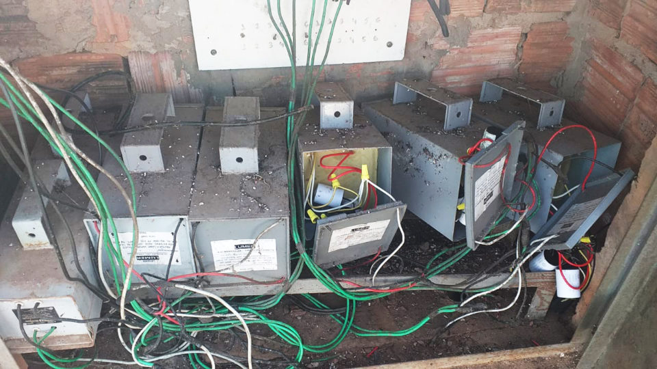 Fios elétricos e de cobre são furtados de Poliesportivo