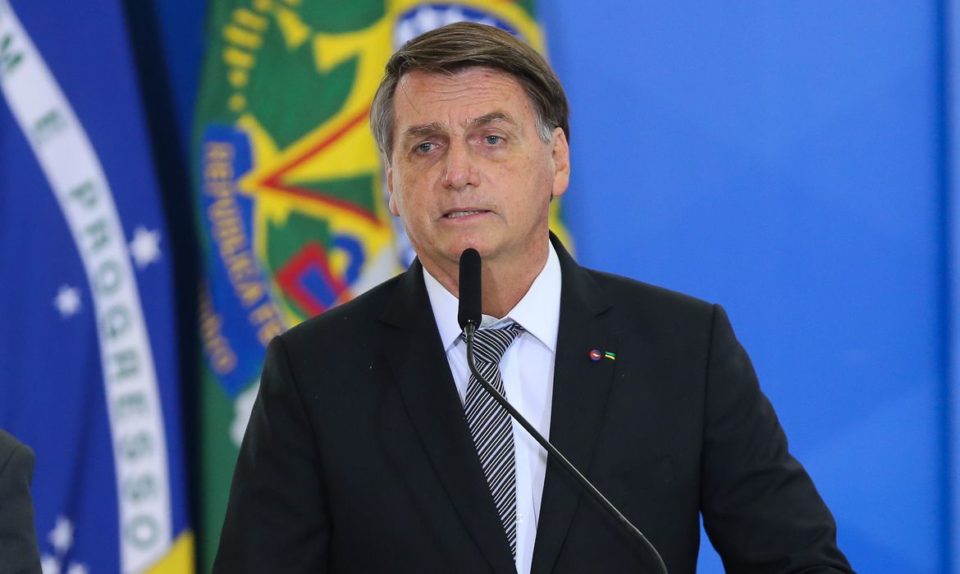 Sob agenda negativa, Bolsonaro ameaça a realização de eleições