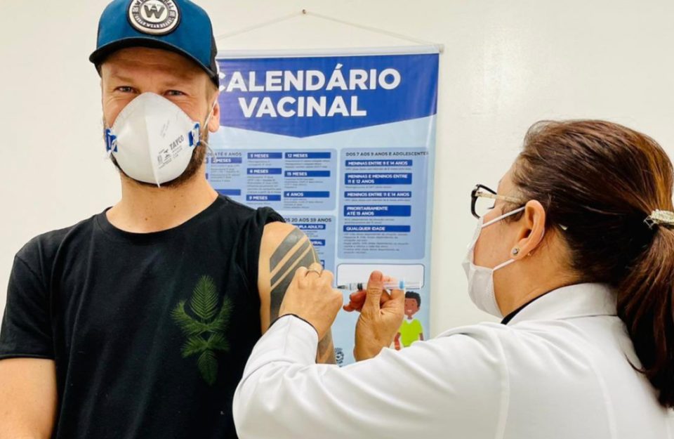 Rodrigo Hilbert é vacinado contra covid-19 e vira meme na internet