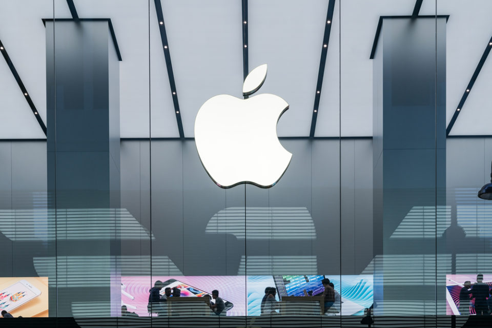 Apple atinge lucro de US$ 21,7 bi e vendas do iPhone crescem