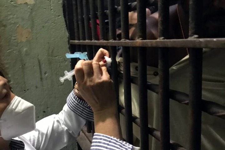 Justiça de São Paulo dá 15 dias para governo vacinar presos