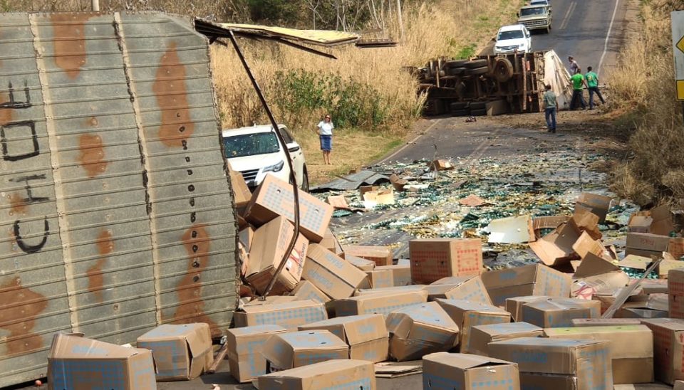 Acidente entre caminhões interdita vicinal na região