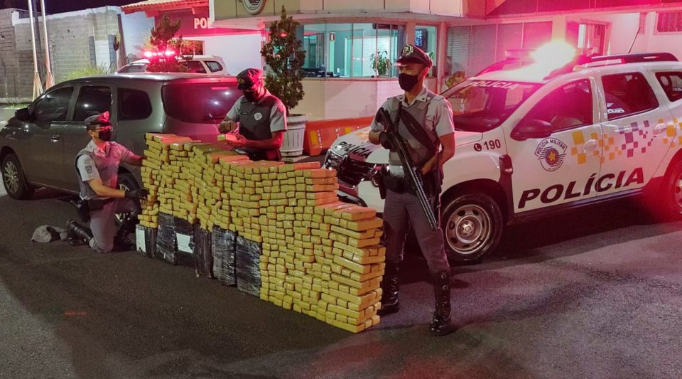 Casal é preso com 447 quilos de maconha na SP-333