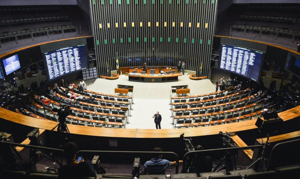 Comissão da Câmara mantém fim do 2º turno nas eleições