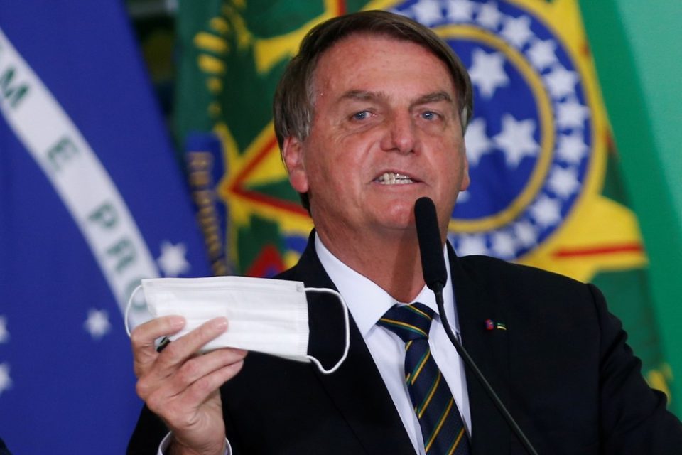 Bolsonaro quer fim da obrigatoriedade de máscaras