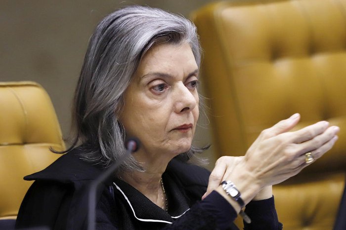 Cármen Lúcia envia à PGR notícia-crime contra Bolsonaro
