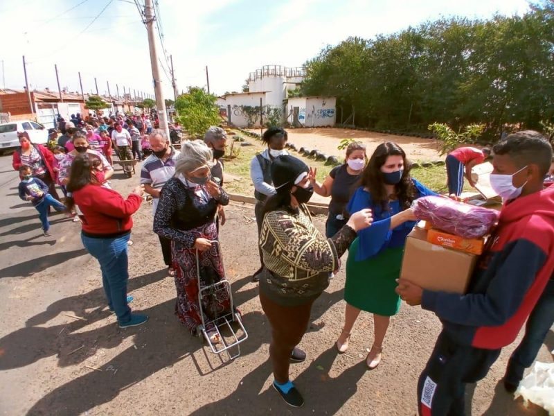 Fundo entrega cobertores e alimentos no Marina Moretti