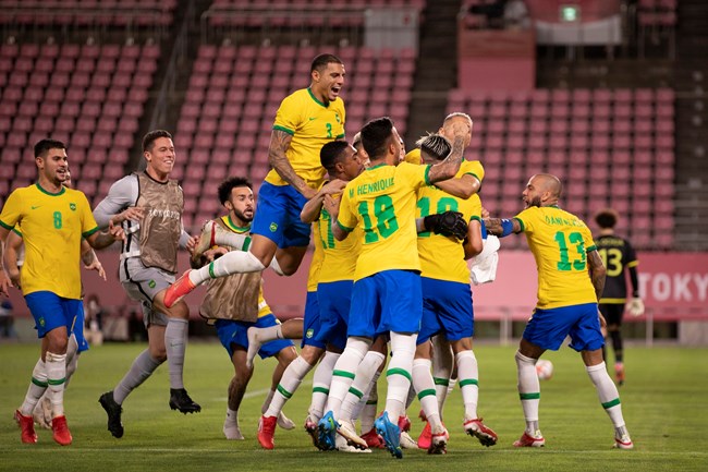 Nos penâltis, Brasil vence México e está na final do futebol