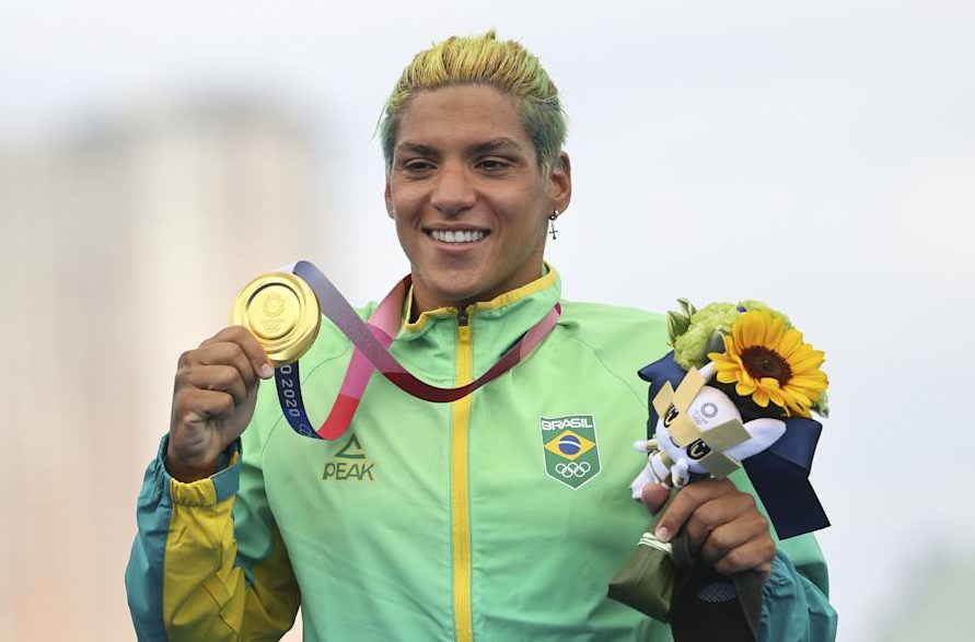 Ana Marcela Cunha é medalha de ouro na maratona aquática
