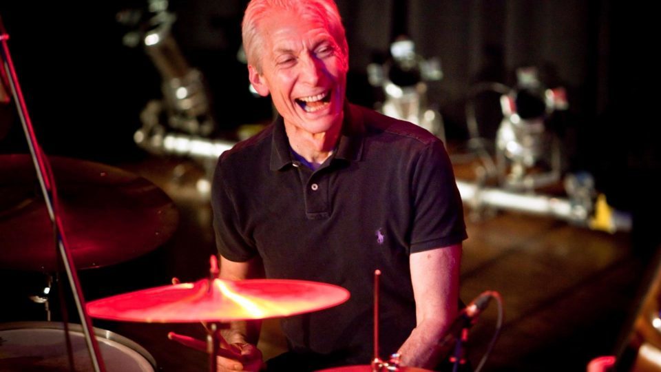 Morre Charlie Watts, baterista dos Rolling Stones, aos 80 anos