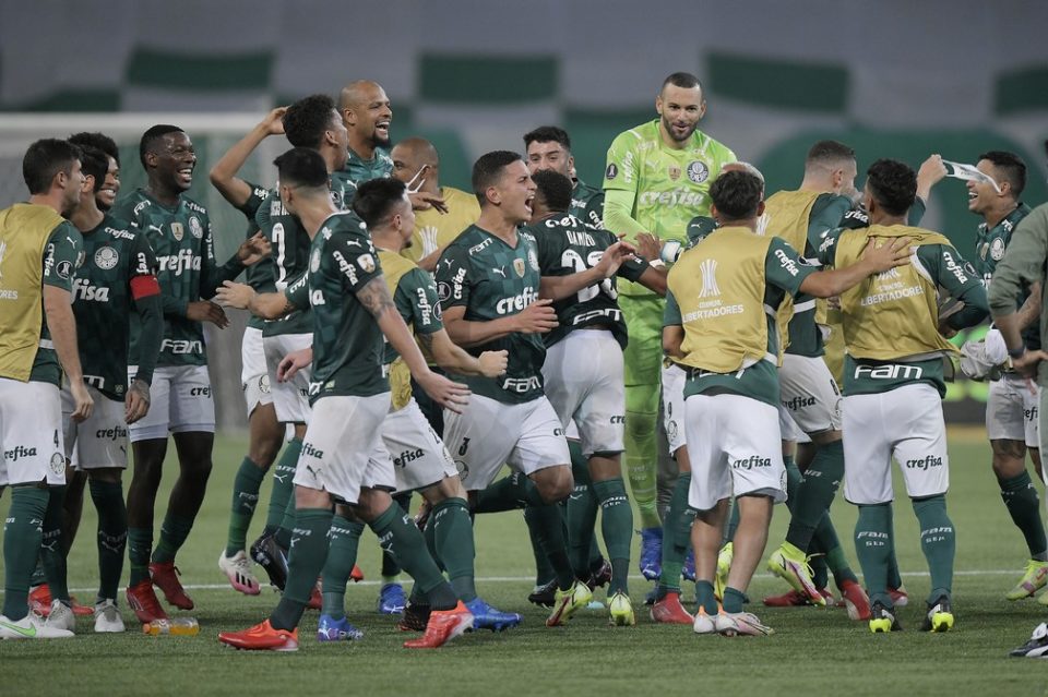 Palmeiras faz 3 a 0 no São Paulo, encerra tabu e vai à semifinal