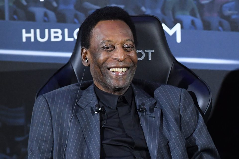 Pelé fará leilão beneficente com itens autografados por craques