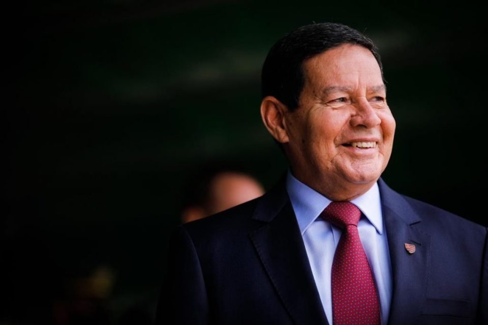 Receio de ruptura gera conversa entre Mourão e Barroso