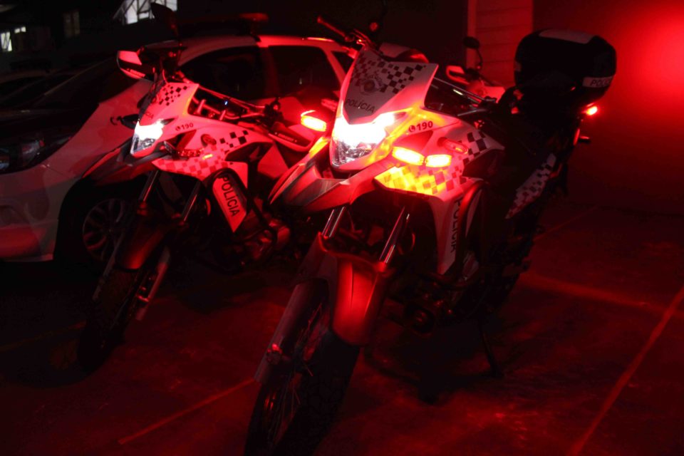 Trio tenta comprar drogas para revender, mas acaba preso