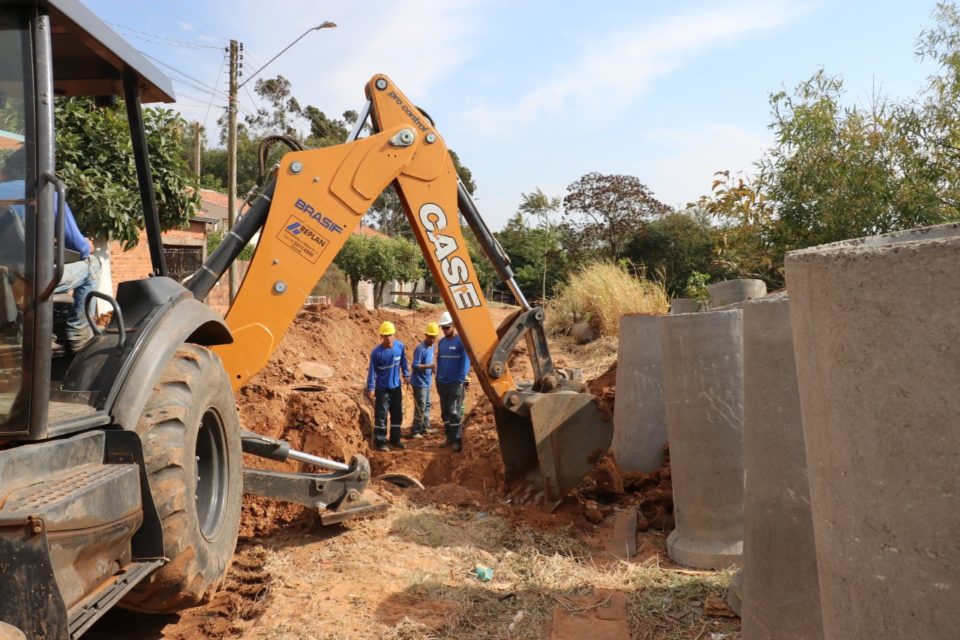 Prefeito Daniel inicia obra de galeria no Jardim Paraíso