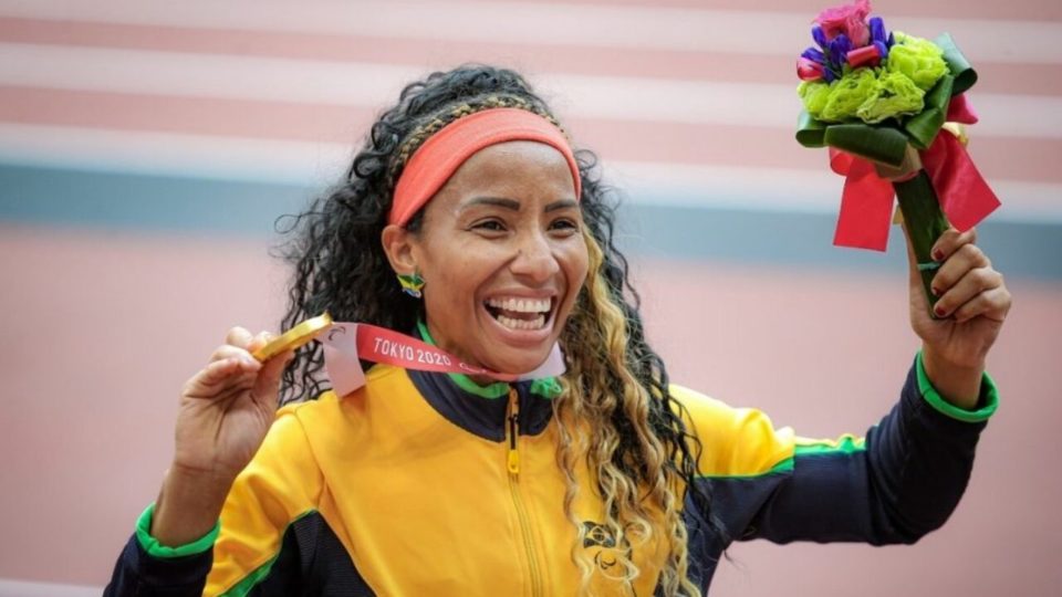 Silvânia é bicampeã paralímpica no salto em distância