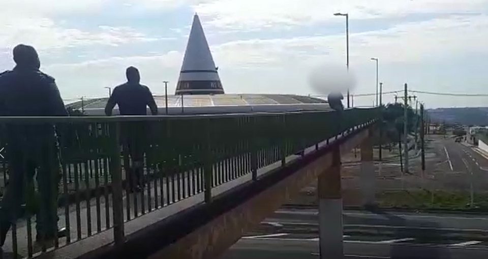 PM salva homem transtornado em passarela da SP-294