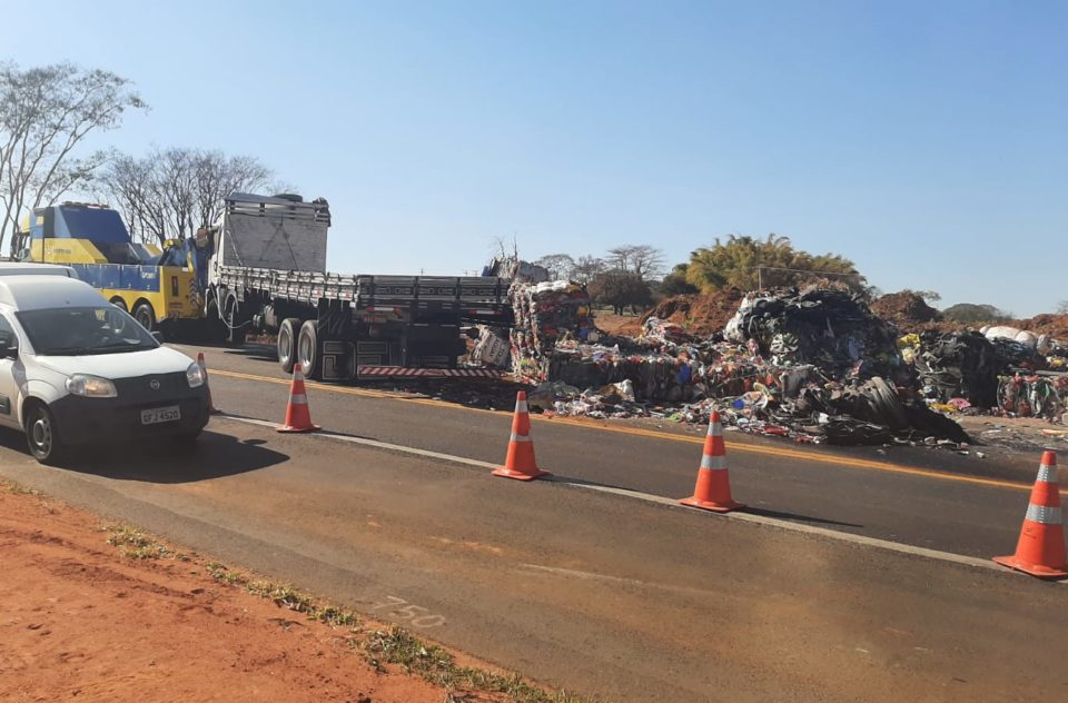 Caminhão com material reciclável tomba na SP-333