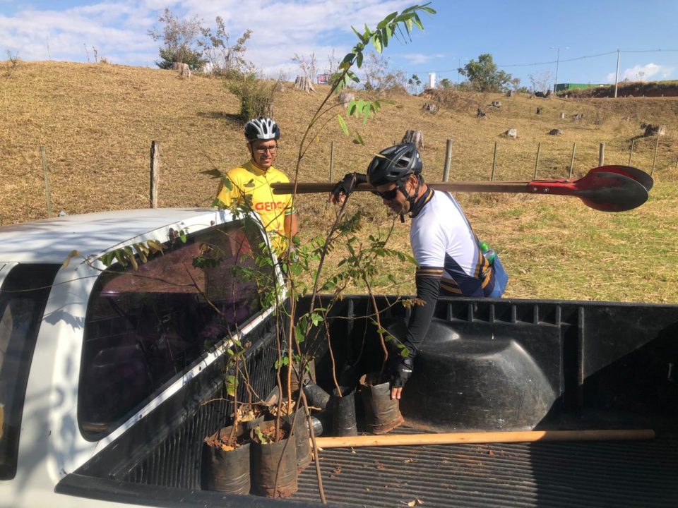 Prefeitura e voluntários plantam árvores na Cascata