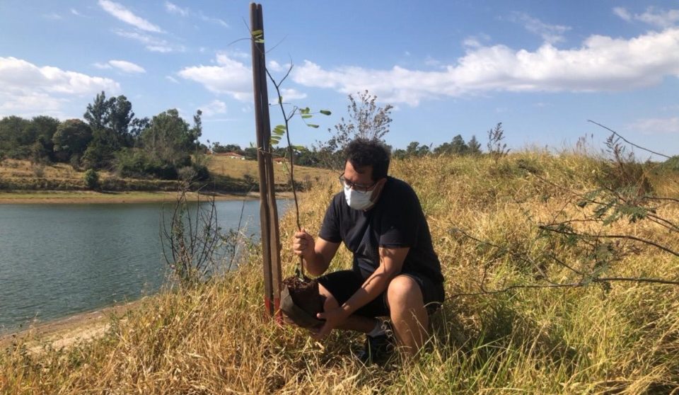 Prefeitura e voluntários plantam árvores na represa Cascata