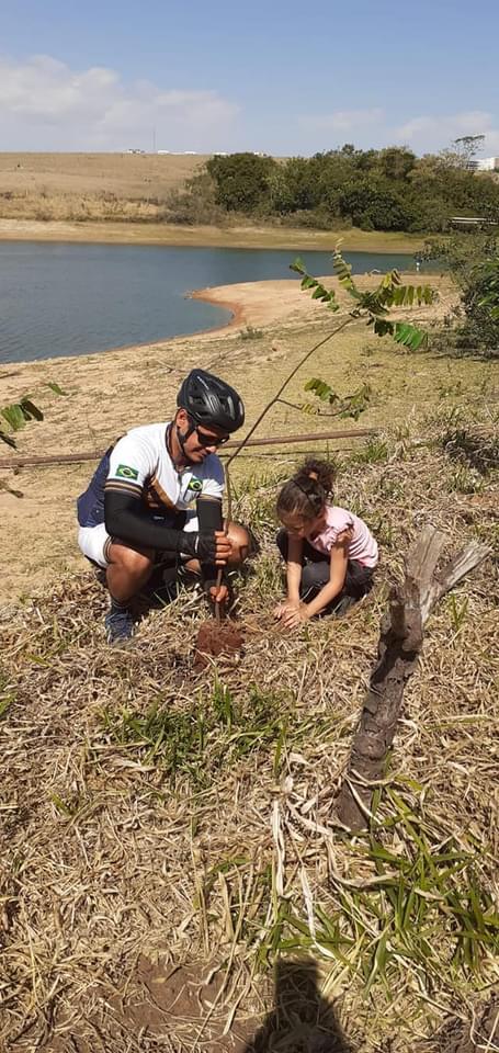 Prefeitura e voluntários plantam árvores na represa Cascata