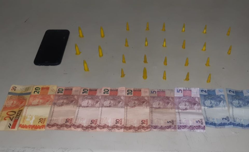 Vendedor - foragido da Justiça - foi preso por tráfico de drogas, desacato e falsa identidade.