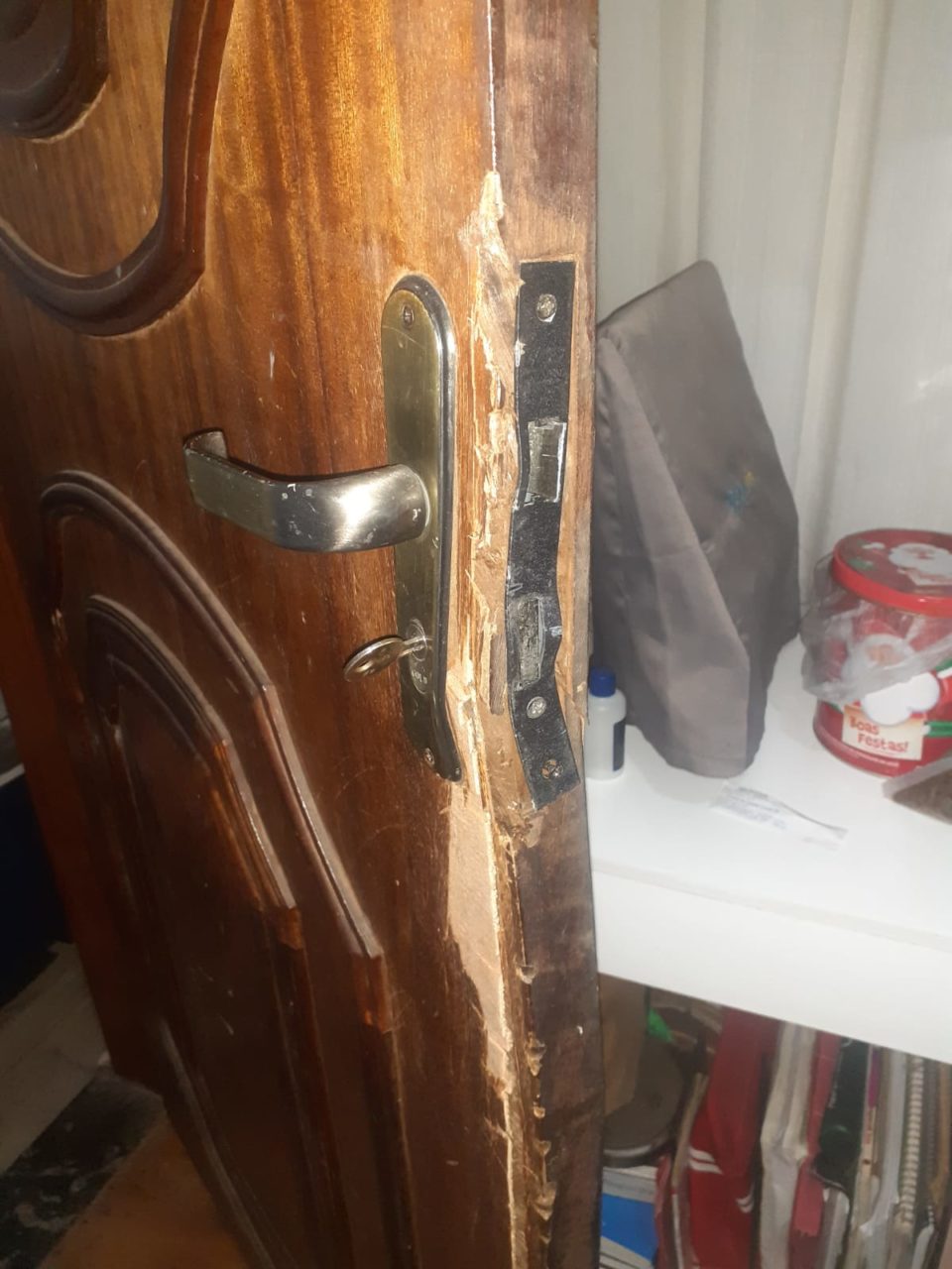 Populares detém homem que tentou furtar imóvel