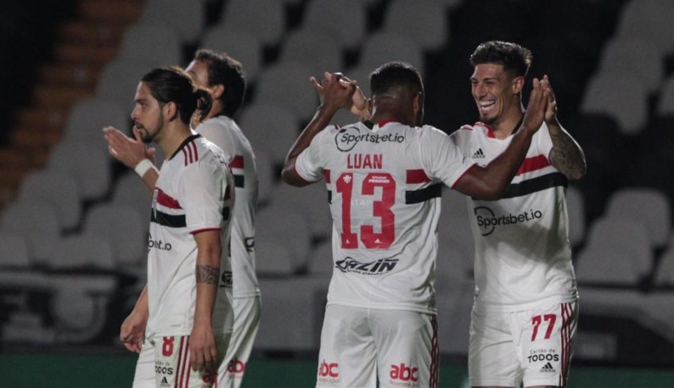 São Paulo vence Vasco e avança na Copa do Brasil