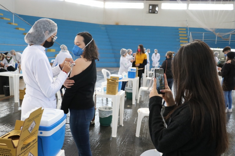 Marília reduz idade e imuniza jovens de 12 a 17 anos