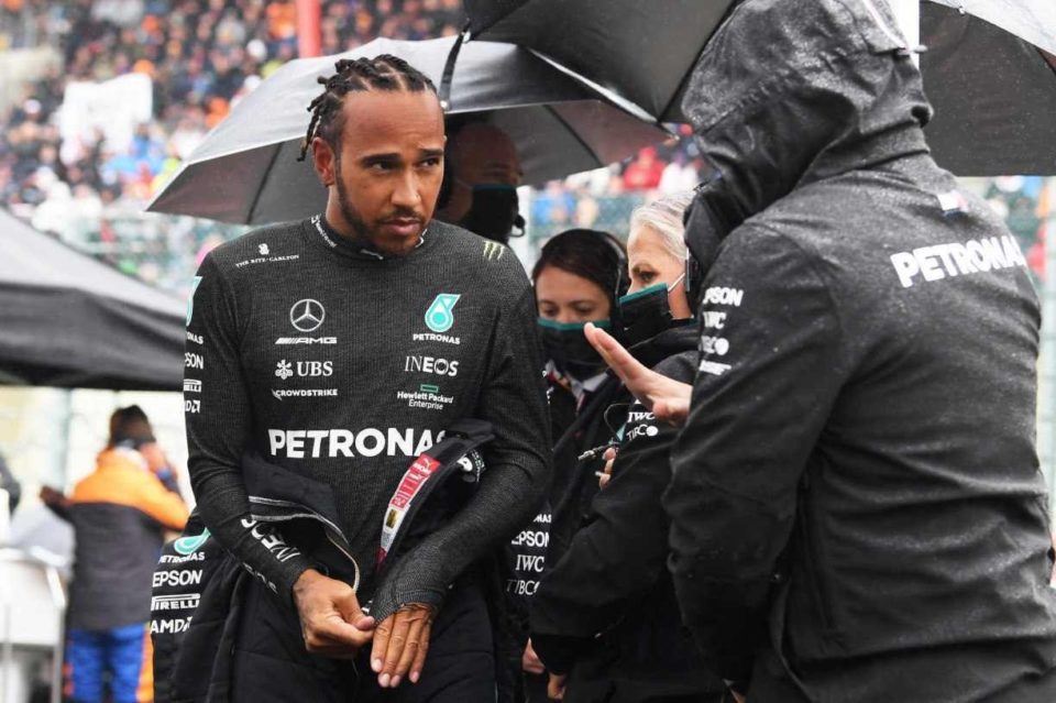 Hamilton pede reembolso ao público e critica organização