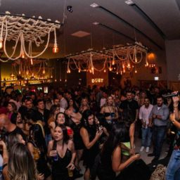 Dust Pub Sertanejo inaugura em Marília e aposta em padrão estético country