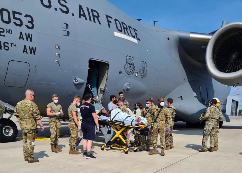 Afegã dá à luz uma menina dentro de avião militar dos EUA