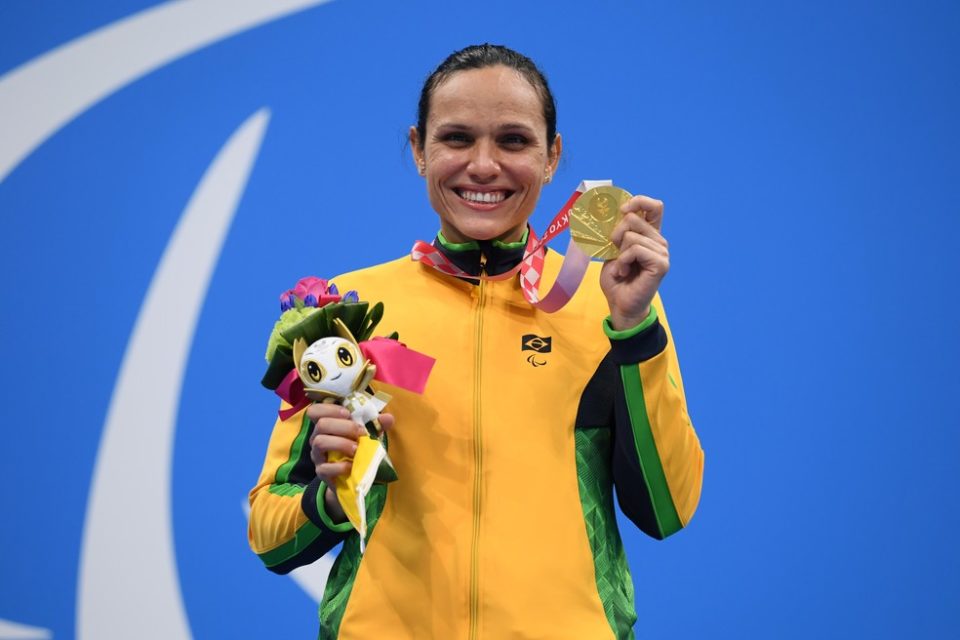 Maria Carolina Santiago vence ouro e quebra recorde