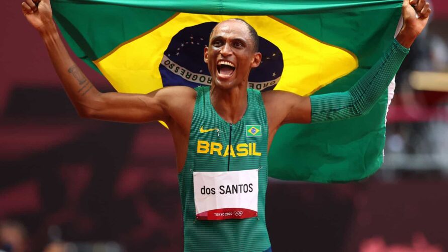 Alison dos Santos faz história com bronze nos 400m com barreira