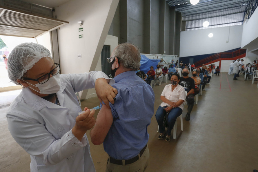 1 em cada 4 brasileiros já está completamente vacinado