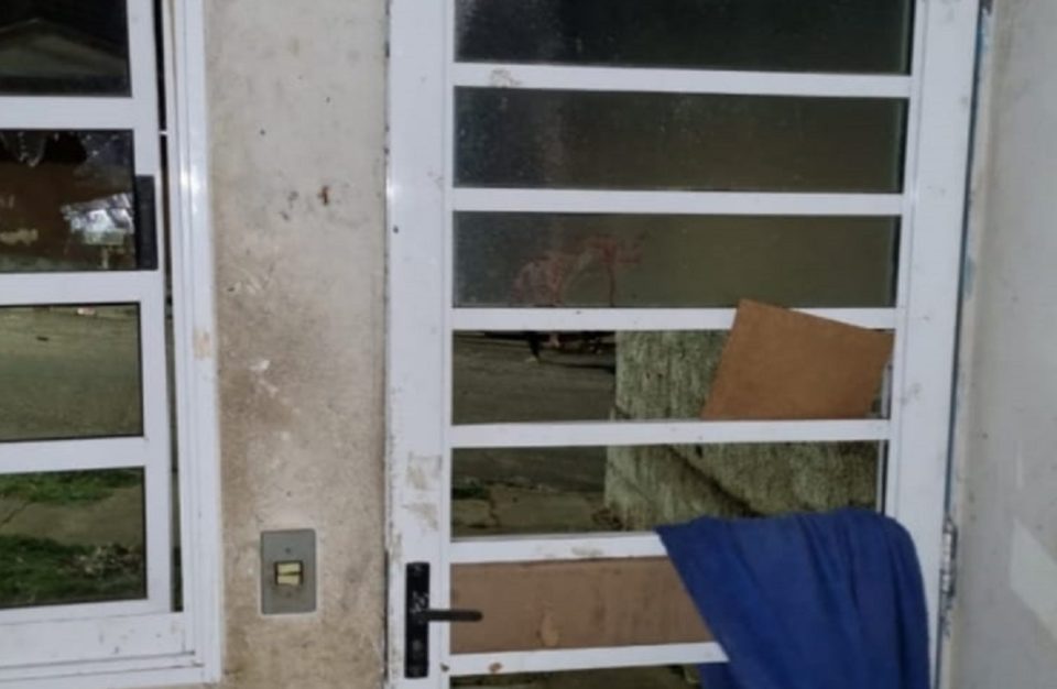 Rapaz tenta invadir casa e ameaça vítima com faca