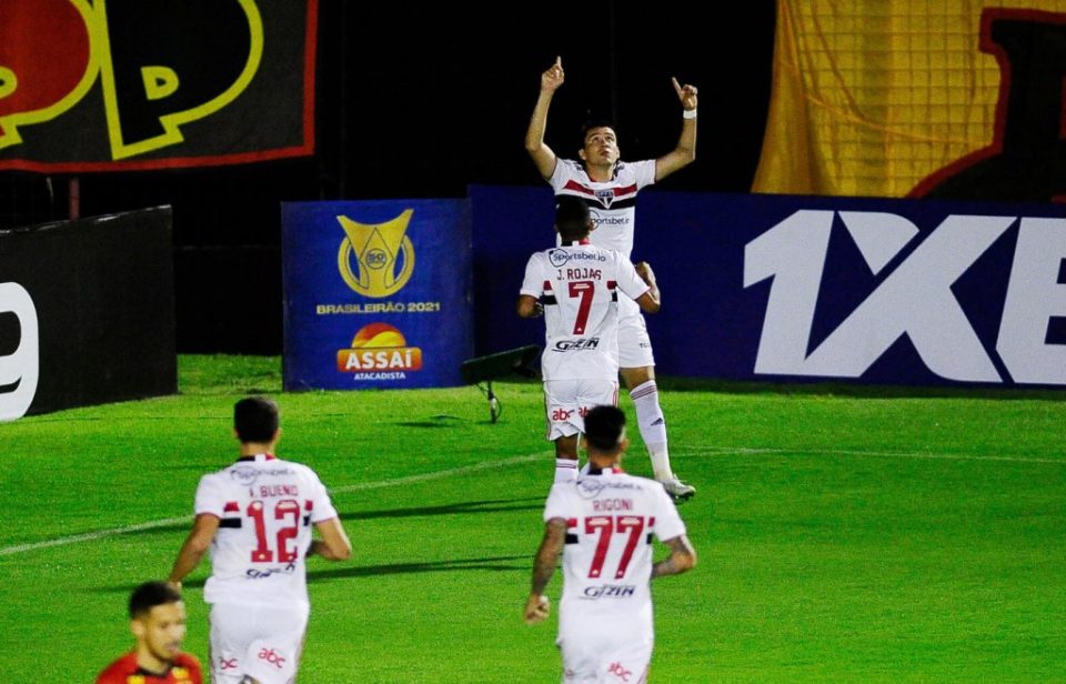 São Paulo vence o Sport e sobe na tabela do Brasileirão