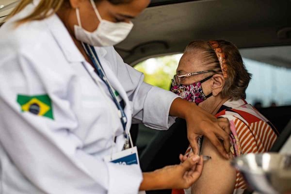 Rio vai iniciar terceira dose de idosos em setembro