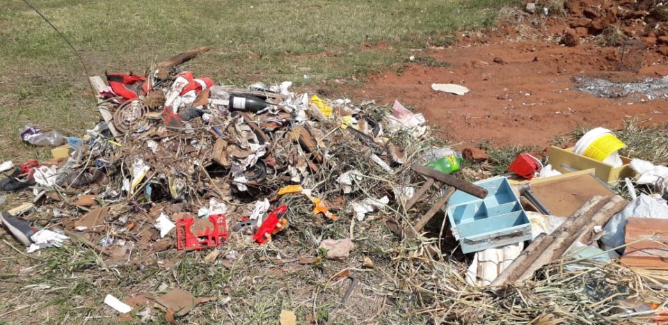 Morador é flagrado ao descartar lixo em terreno ao lado da pista de skate