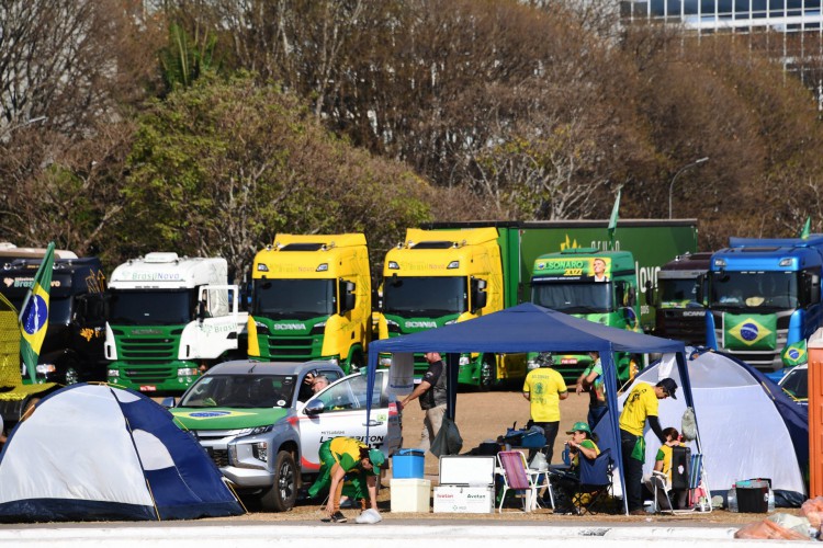 Caminhoneiros garantem que seguirão a paralisação