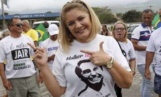 CPI aprova convocação de ex-mulher de Bolsonaro