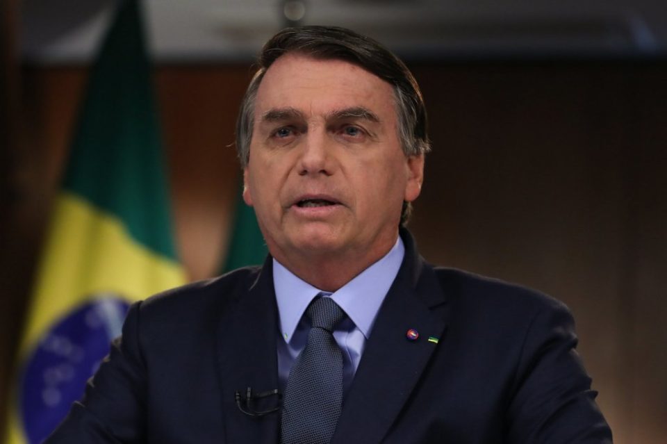 Bolsonaro pede para que caminhoneiros liberem rodovias